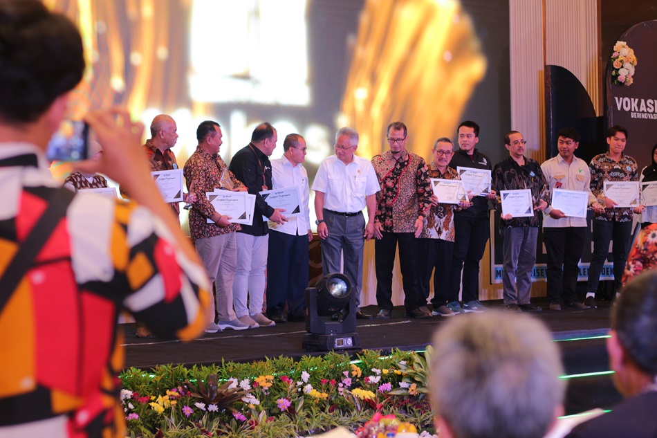 Fikhi Akmal Alumnus SMK Penerima Penghargaan Mahasiwa Berprestasi Pada APTV Awards 2024