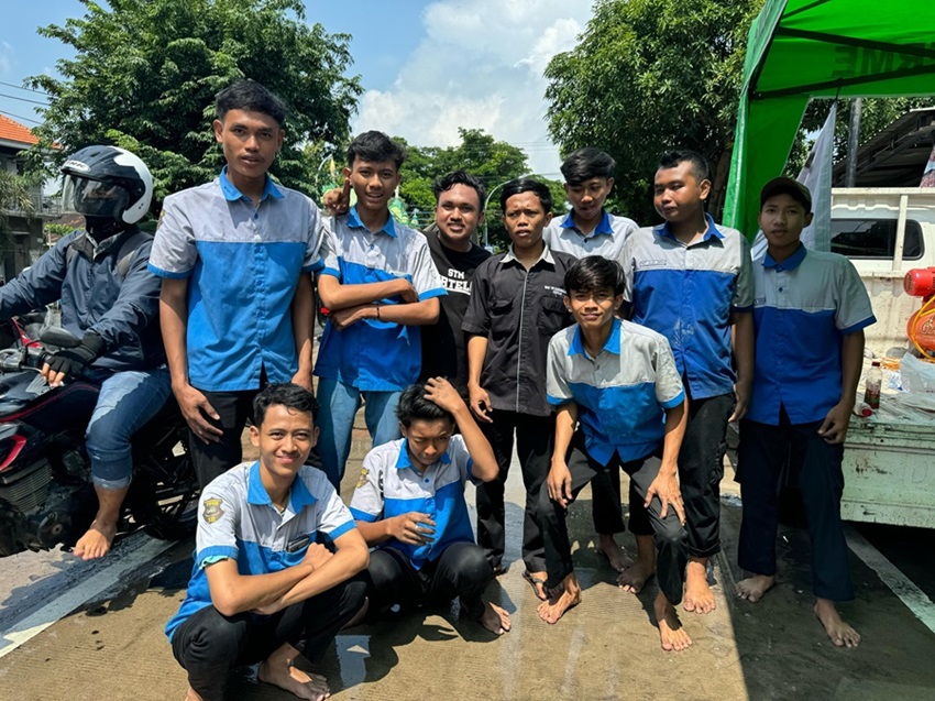 Aksi Tanggap Banjir Di Gresik, Siswa SMK Membuka Jasa Servis Perbaikan Motor Gratis