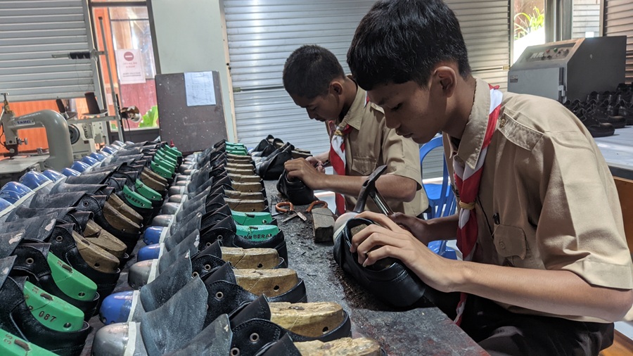 Lebih Aman dan Nyaman dalam Bekerja, SMK Bina Bangsa Dampit Produksi Safety Shoes