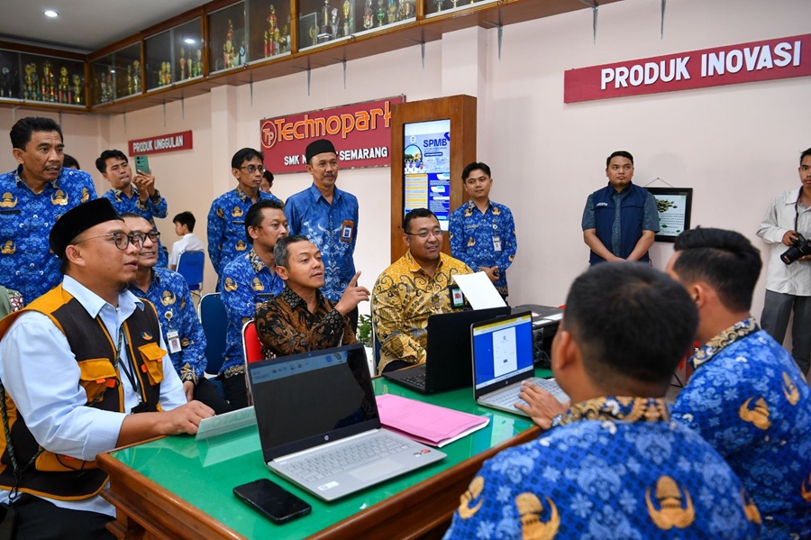 Kunjungi SMA dan SMK di Semarang, Wamendikdasmen Fajar Tegaskan SPMB Berjalan Baik