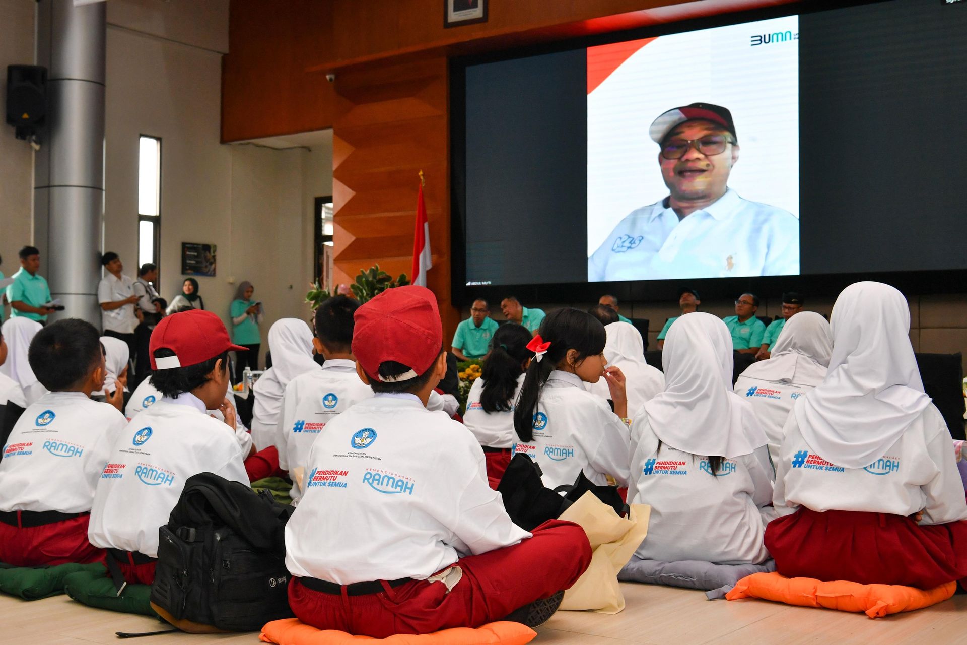 Mendikdasmen Motivasi Ratusan Pelajar Jawa Barat di Hari Pertama MPLS Ramah
